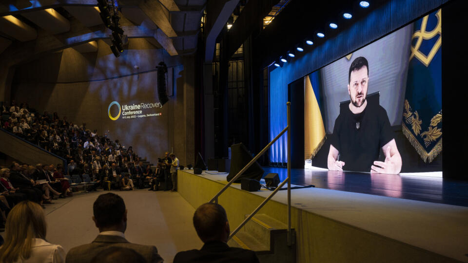 JB 8 Lugano - Ukrajinský prezident Volodymyr Zelenskyj (na obrazovke) počas virtuálneho prejavu k účastníkom na konferencii o obnove Ukrajiny vo švajčiarskom meste Lugano 4. júla 2022. FOTO TASR/AP
Ukrainian President Volodymyr Zelenskyy, delivers a speech by video conference during the Ukraine Recovery Conference URC, Monday, July 4, 2022 in Lugano, Switzerland. The URC is organised to initiate the political process for the recovery of Ukraine after the attack of Russia to its territory. (Ales
