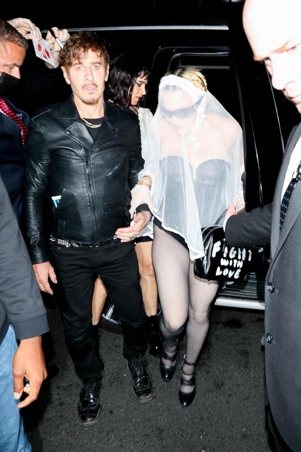 Madonna mala na hlave svadobný závoj a čierne body.