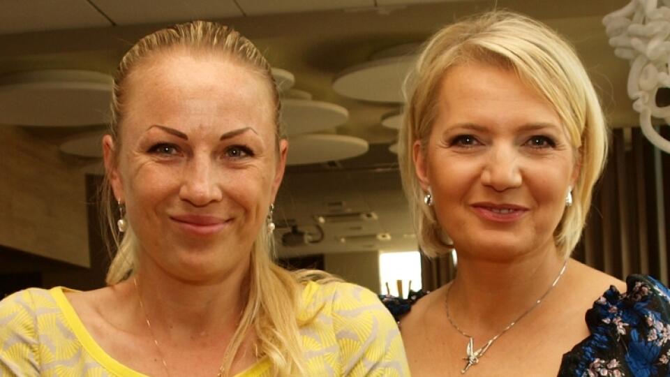 Alona Kurotová z jazykovej školy a Aneta Parišková počas krstu knihy.