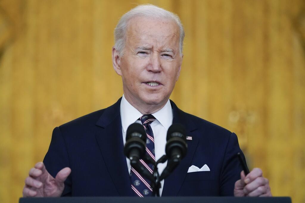 KK36 Washington - Americký prezident Joe Biden hovorí o Ukrajine počas tlačovej konferencie vo Washingtone 22. februára 2022. Americký prezident Joe Biden oznámil v utorok uvalenie rozsiahlych sankcií na ruské banky a oligarchov. Biely dom tiež avizoval posilnenie prítomnosti amerických vojakov v pobaltských krajinách.  FOTO TASR/AP
President Joe Biden speaks about Ukraine in the East Room of the White House, Tuesday, Feb. 22, 2022, in Washington. (AP Photo/Alex Brandon)