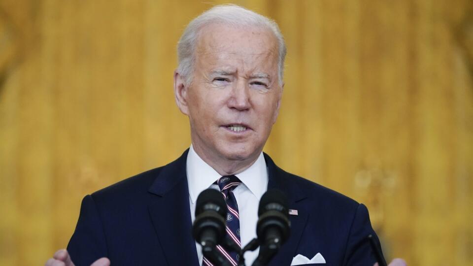 KK36 Washington - Americký prezident Joe Biden hovorí o Ukrajine počas tlačovej konferencie vo Washingtone 22. februára 2022. Americký prezident Joe Biden oznámil v utorok uvalenie rozsiahlych sankcií na ruské banky a oligarchov. Biely dom tiež avizoval posilnenie prítomnosti amerických vojakov v pobaltských krajinách.  FOTO TASR/AP
President Joe Biden speaks about Ukraine in the East Room of the White House, Tuesday, Feb. 22, 2022, in Washington. (AP Photo/Alex Brandon)