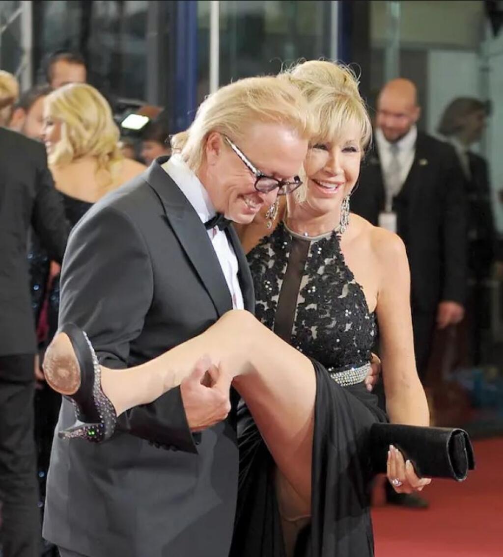 Počas predvádzania sa pred objektívmi fotografov dvihla Carmen svoju nohu a Róbert jej ju ochotne podržal. Rozkokošená milionárka si však neuvedomila, že fotografom dopriala omnoho intímnejší pohľad, ako by chcela. Priamo na červenom koberci tak ukázala celému svetu svoj rozkrok.