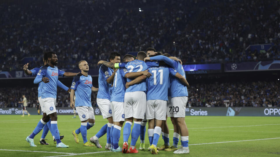 PK 14 Neapol - Na snímke druhý sprava hráč Neapolu Hirving Lozano sa teší so spoluhráčmi po strelení úvodného gólu, druhý zľava slovenský futbalista Neapolu Stanislav Lobotka v zápase 4. kolo A-skupiny skupinovej fázy Ligy majstrov vo futbale SSC Neapol - Ajax Amsterdam v Neapole 12. októbra 2022. FOTO TASR/AP
Napoli's Hirving Lozano, second right, celebrates scoring the opening goal with teammates during the group A Champions League soccer match between Napoli and Ajax at the Diego Armando Mar