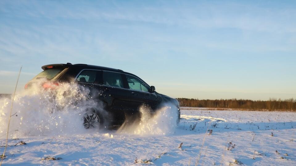 Car,In,The,Field,Winter.,Off-road,Winter,Snow,Drifts.,Extreme