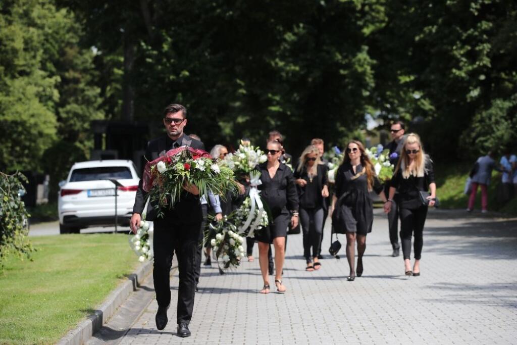Bývalý brankár Plzne, spoluhráč Mariána Čišovského a dobrý kamarát Matúš Kozáčik nechýbal na pohrebe. Priniesol kvety a predniesol s Marekom Bakošom smútočnú reč.