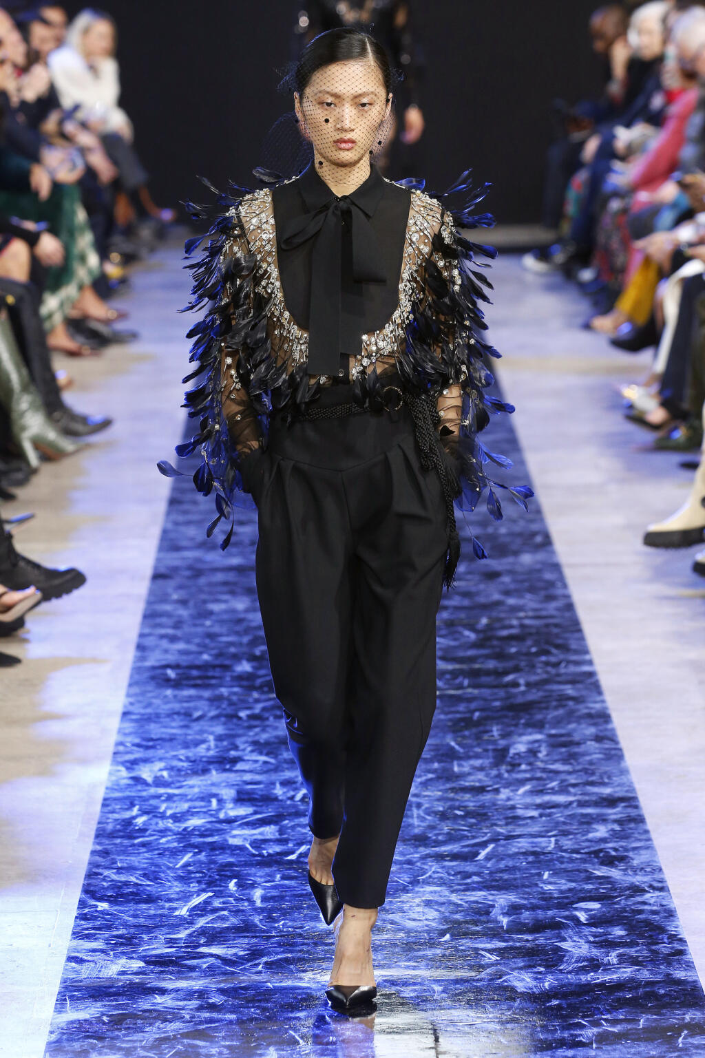 Elie Saab: Pierka pozdvihnú elegantnú blúzku na párty kúsok.