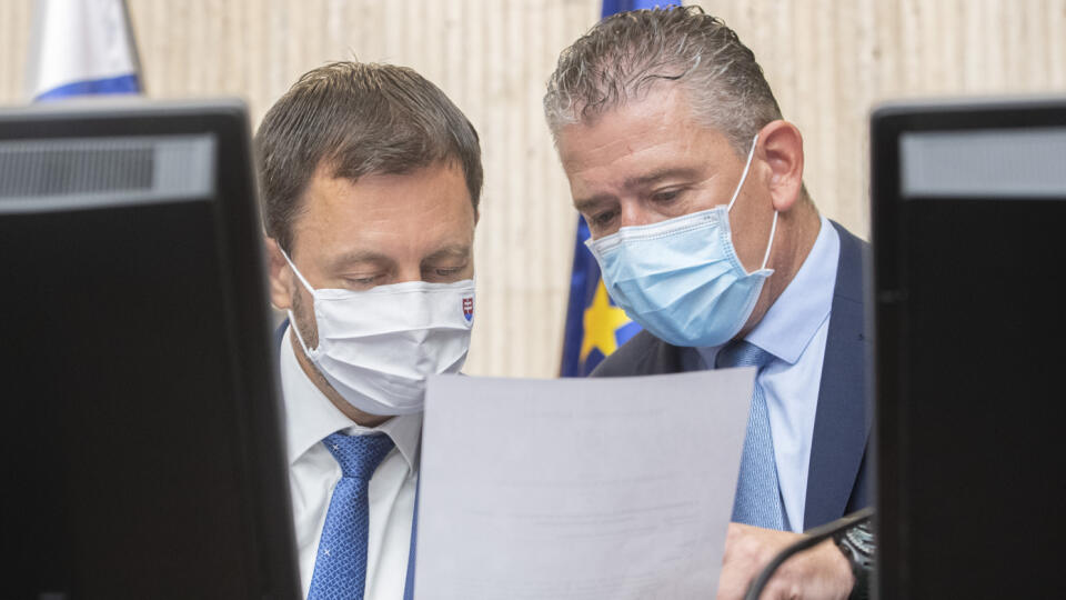 Na snímke vľavo premiér SR Eduard Heger a vpravo minister vnútra SR Roman Mikulec (obaja OĽaNO) počas 21. schôdze vlády SR 7. júla 2021 v Bratislave. FOTO TASR - Martin Baumann