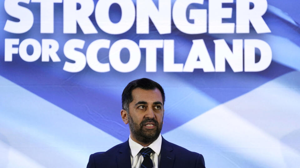 Na snímke nový líder Škótskej národnej strany (SNP), ktorým sa stal minister zdravotníctva Humza Yousaf, vystupuje s prejavom po svojom zvolení v Edinburghu v pondelok 27. marca 2023. V hlasovaní o tom rozhodla členská základňa strany. Yousaf (37) sa zároveň stane škótskym premiérom. V súboji o lídra strany potomok prisťahovalcov z južnej Ázie zdolal škótsku ministerku financií Kate Fobesovú a exministerku pre komunálnu bezpečnosť Ash Reganovú.