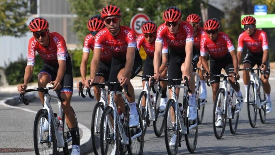 Francúzska polícia počas 15. etapy pretekov Tour de France vykonala raziu v tíme Arkea Samsic a prehľadala hotelovú izbu kolumbijského cyklistu Naira Quintanu. Informoval o tom portál cyclingnews.com s odvolaním sa na športové periodikum L'Equipe.