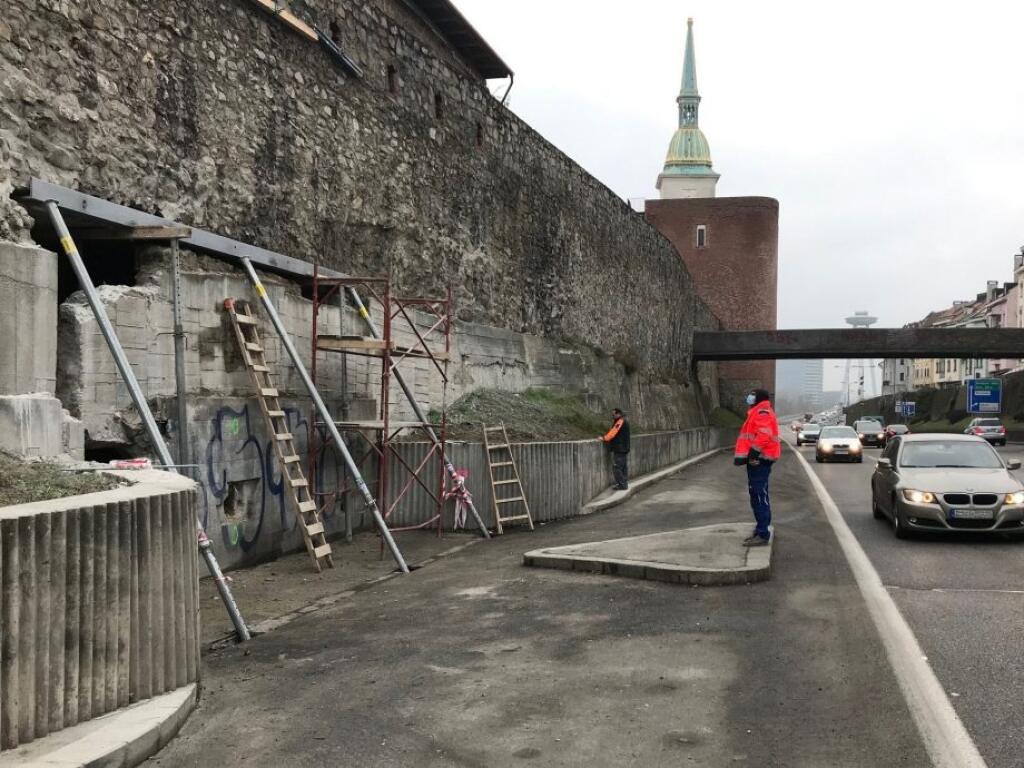 Práce s budovaním tunela na nádvorie Esterházyho paláca sa už začali.