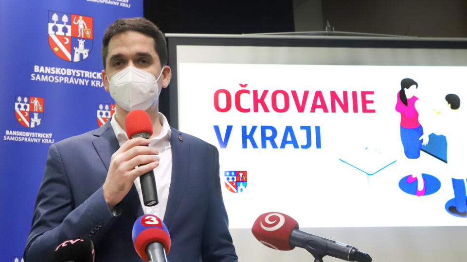 Na snímke podpredseda Banskobystrického samosprávneho kraja (BBSK) Ondrej Lunter počas tlačovej konferencie, na ktorej zástupcovia BBSK predstavili krajskú očkovaciu stratégiu, ktorá má ambíciu pomôcť vláde a zrýchliť celý vakcinačný proces pre širokú verejnosť v Banskej Bystrici 15. januára 2021. FOTO TASR - Ján Krošlák