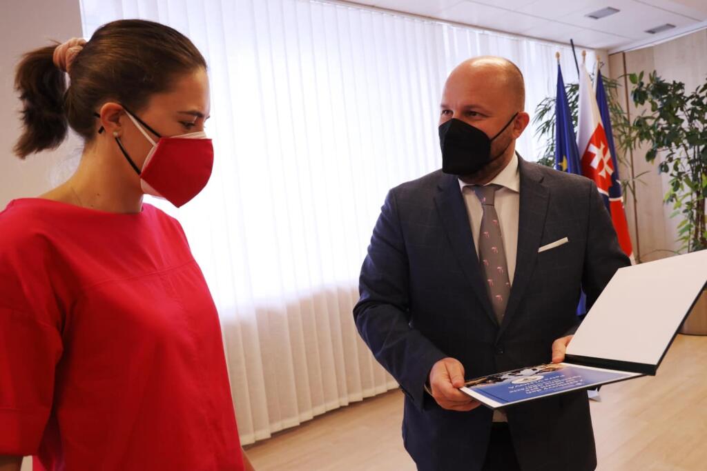 Minister obrany SR Jaroslav Naď vo štvrtok v priestoroch rezortu privítal slovenskú lyžiarku Petru Vlhovú.