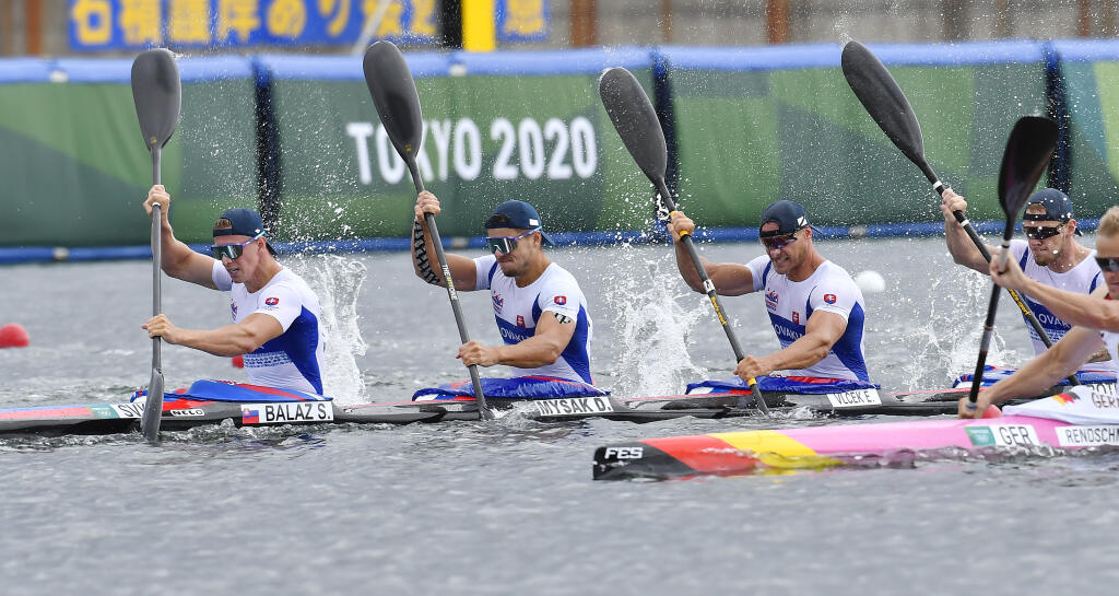 Na snímke slovenská posádka rýchlostných kanoistov K4 v zložení Samuel Baláž, Denis Myšák, Erik Vlček a Adam Botek počas semifinále na 500 metrov počas XXXII. letných olympijských hier v Tokiu, 7. augusta 2021. FOTO TASR - Michal Svítok