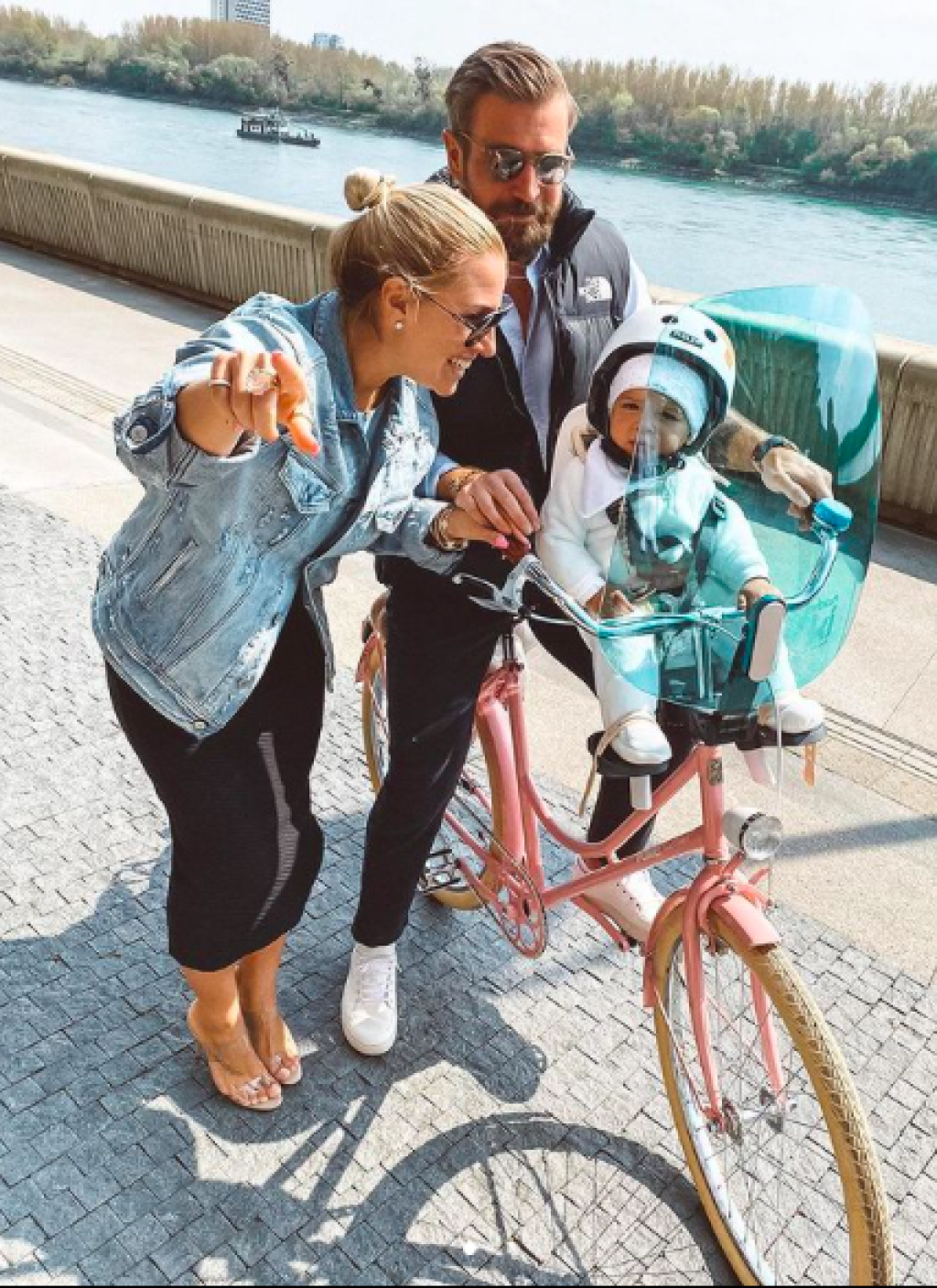 Domča často berie synčeka na výlety a svojim fanúšikom ukázala novučičký ružový bicykel s modrým štítom, ktorý chráni Jakubka.