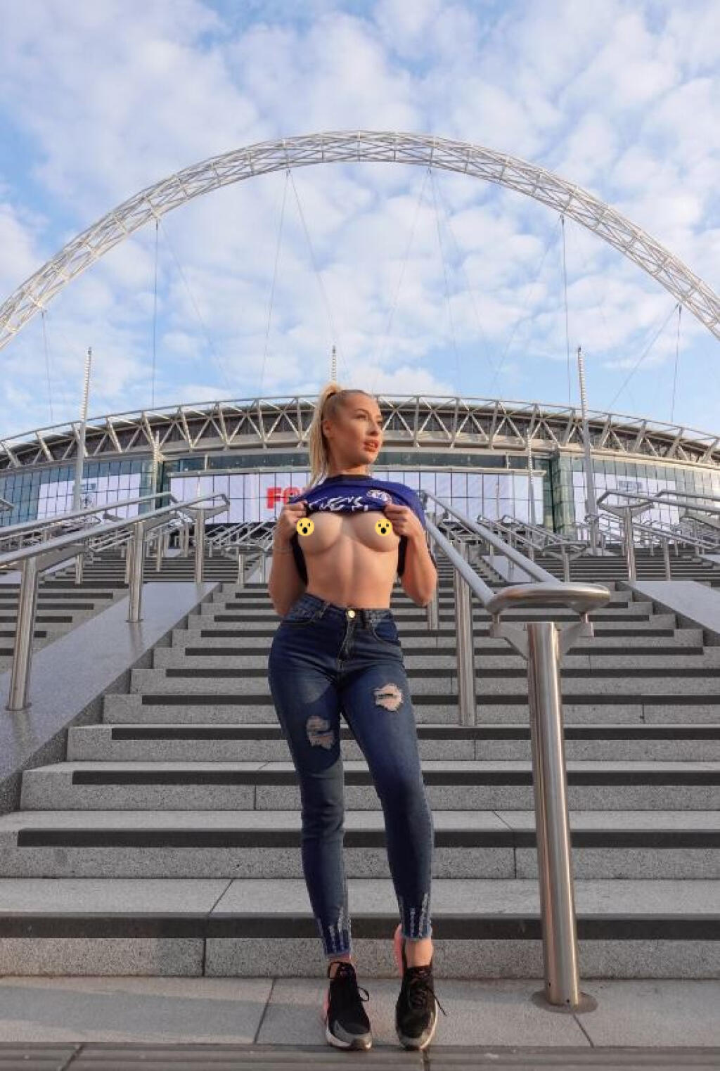 Blondína má poriadne pikantnú záľubu: pred futbalovými štadiónmi ukazuje holé prsia. Urobila to, napríklad, aj pred slávnym Wembley.