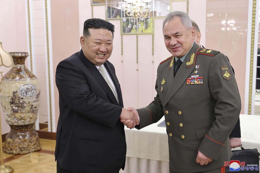 WA 3 Pchjongjang - Ruský minister obrany Sergej Šojgu (vpravo) a severokórejský  líder Kim Čong-un pózujú počas stretnutia v Pchjongjangu v stredu  26. júla 2023.  Zhovárali sa o otázkach regionálnej, národnej i medzinárodnej obrany a bezpečnosti. Stalo sa tak krátko pred oslavami 70. výročia podpísania prímeria, ktoré ukončilo kórejskú vojnu. Vo štvrtok to uviedli severokórejské štátne médiá. FOTO TASR/AP  

In this photo provided by the North Korean government, North Korean leader Kim Jong Un,