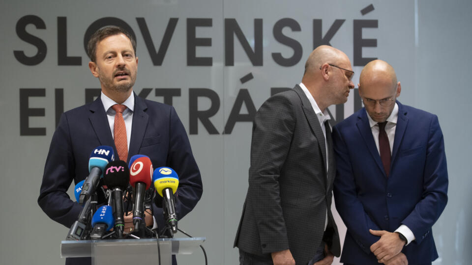 Na snímke zľava predseda vlády SR Eduard Heger, minister hospodárstva SR Richard Sulík a štátny tajomník ministerstva hospodárstva (MH) SR Karol Galek počas tlačovej konferencie k 3. a 4. bloku jadrovej elektrárne Mochovce (EMO) 25. augusta 2022 v Bratislave. Tretí blok EMO by sa mal dostať do plnej prevádzky po 18. týždňoch od zavezenia paliva, to znamená začiatkom budúceho roka. FOTO TASR - Pavel Neubauer