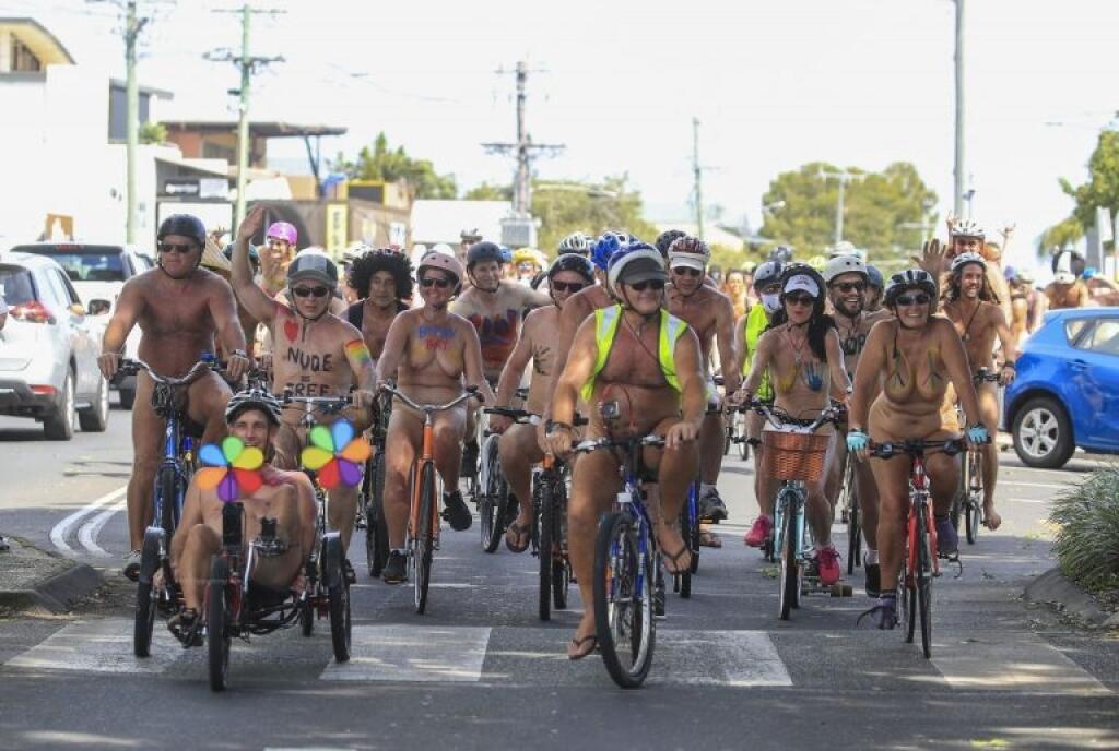 V austrálskom Biron Bay sa cyklisti poriadne odviazali.