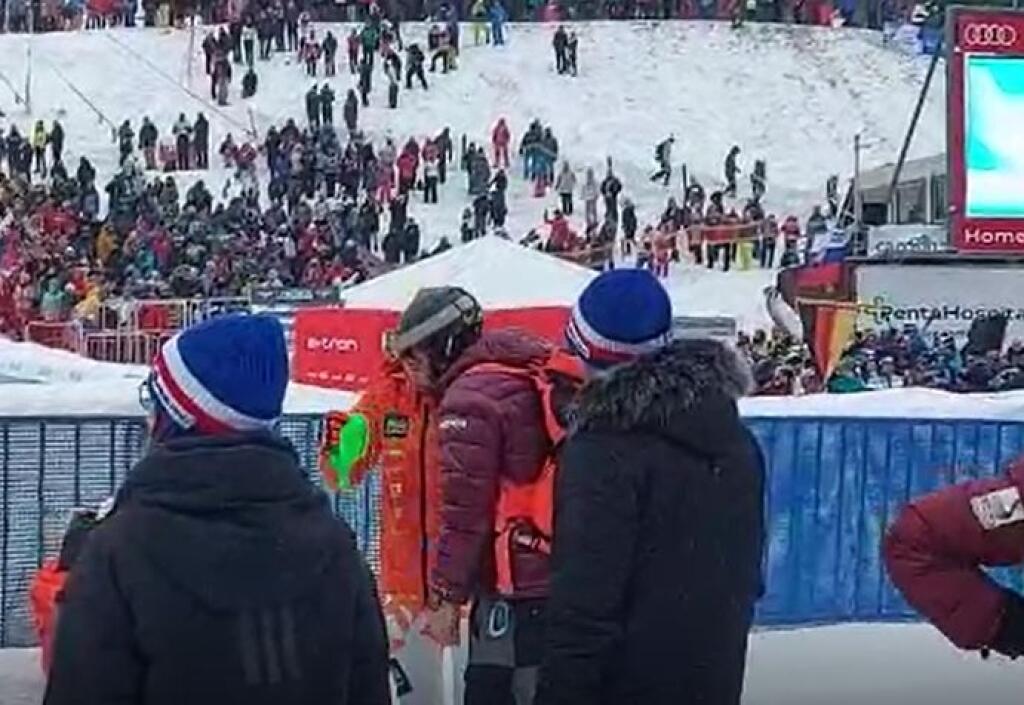 Po pretekoch Petra čoci vysvetľovala bratovi Boprisovi a hádzala pri tom palicou.