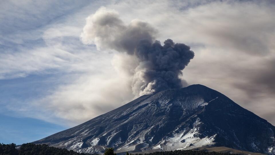 Sopka Popocatépetl chrlí popol 22. februára 2024.