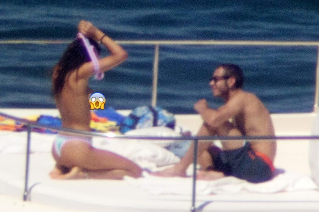 Párik je vďačným objektom paparazzi fotografov, ktorí na Francescu a Valentina striehnu najmä na dovolenke. Sexi modelku načapali pri prezliekaní či opaľovaní sa a ukázala tak celému svetu prsia.