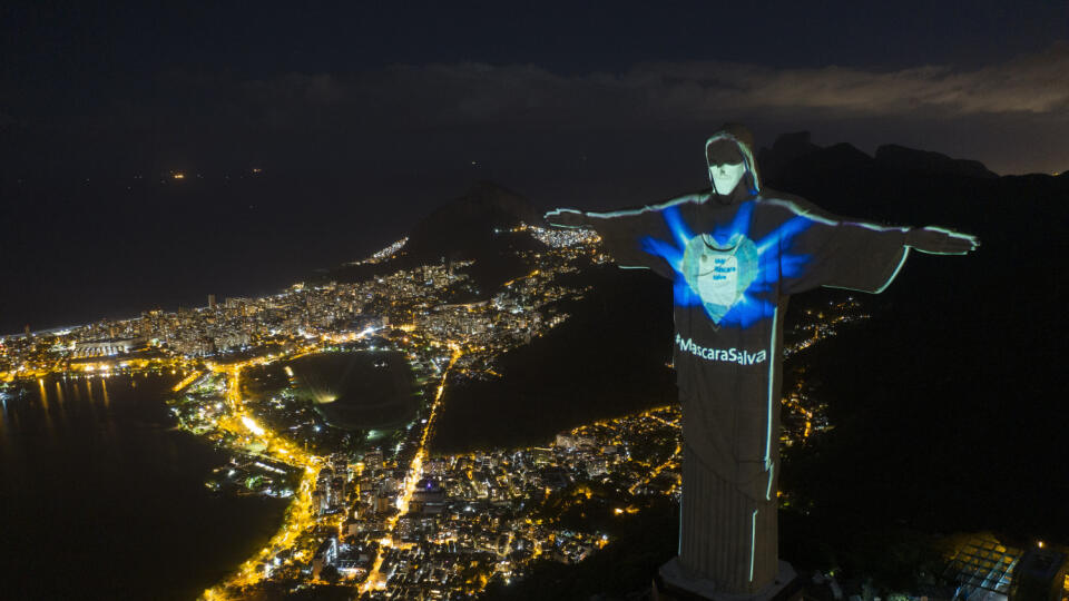 WA 8 Rio de Janeiro - Na gigantickej soche Krista Spasiteľa, ktorá je umiestená na vrchu Corcovado, svieti ochranné rúško na podporu počas pandémie nového koronavírusu v Riu de Janeiro 3. mája  2020.