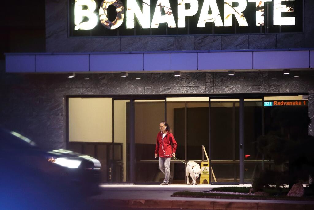 Šampión Lerry: Biely labradorský retriever, ktorý žije v rodine Roberta Fica, je najsledovanejším psom pred bratislavským komplexom Bonaparte. Lerry naozaj nie je obyčajný pes, v minulosti povyhrával množstvo výstav.