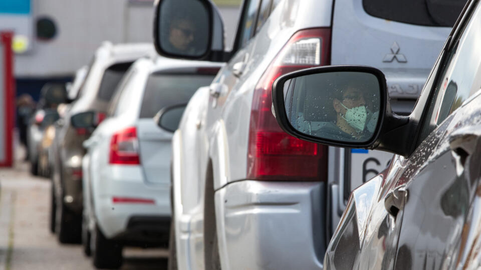 Prvé celoštátne testovanie na Slovensku počas epidémie koronavírusu Covid - 19. Na snímke je priebeh drive in testovania na parkovisku obchodného centra Danubia v Bratislave.