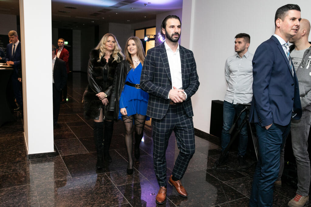 Viktoria prišla v sprievode svojho otca Martina Ševelu a mamy Lucie.