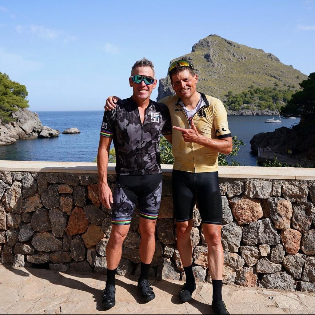 Napriek tomu, že boli Armstrong a Ullrich veľkí súperi, tak sa z nich stali aj veľkí kamaráti.