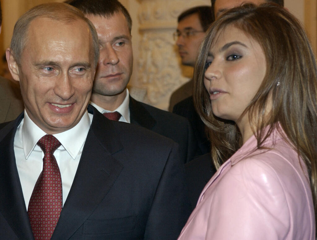 Putin v roku 2013 ohlásil odlúčenie od manželky Ľudmily po 30 rokoch manželstva. Prezident Ruska ju mal vymeniť za bývalú gymnastku Alinu Kabajevovú. Hoci vzťah nikdy nepotvrdil, médiá dokonca informovali, že spolu majú až štyri deti.