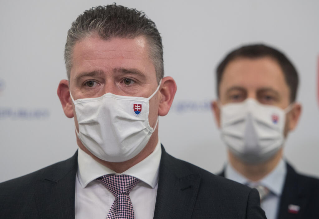 Na snímke zľava minister vnútra Roman Mikulec, podpredseda vlády a minister financií Eduard Heger počas tlačovej konferencie Ministerstva financií na tému: Spolupráca štátnych orgánov v boji proti daňovým únikom a tunelovaniu verejného majetku, 9. decembra 2020 v Bratislave. FOTO TASR - Martin Baumann