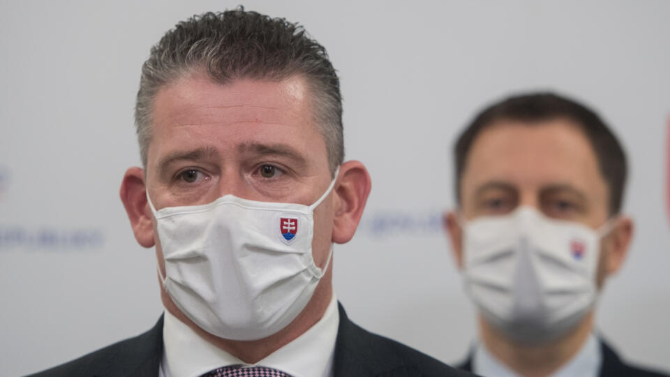 Na snímke zľava minister vnútra Roman Mikulec, podpredseda vlády a minister financií Eduard Heger počas tlačovej konferencie Ministerstva financií na tému: Spolupráca štátnych orgánov v boji proti daňovým únikom a tunelovaniu verejného majetku, 9. decembra 2020 v Bratislave. FOTO TASR - Martin Baumann
