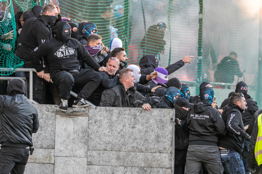 Na snímke je futbalový zápas medzi FC Spartak Trnava a ŠK Slovan Bratislava, ktorý sa skončil predčasne a fanúšikovia obidvoch táborov vnikli na hraciu plochu.