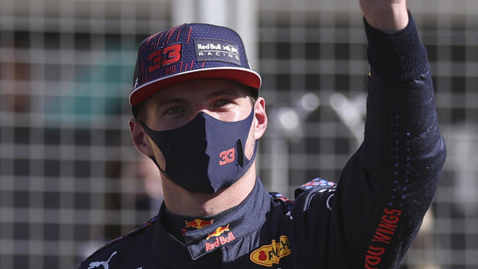 EBE 51 Silverstone - Holanďan Max Verstappen na Red Bulle triumfoval v kvalifikačnom šprinte pred Veľkou cenou Veľkej Británie v sobotu 17. júla 221. Prvou priečkou v premiére tejto disciplíny získal nielen 3 body do celkového poradia, ale aj pole position do nedeľňajších pretekov. FOTO TASR/AP


Red Bull driver Max Verstappen of the Netherlands waves to fans after finishing first in the Sprint Qualifying of the British Formula One Grand Prix, at the Silverstone circuit, in Silverstone, England,