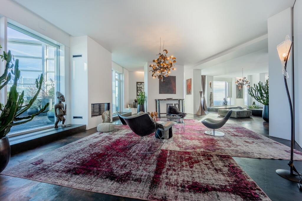 Penthouse nachádzajúci sa na 33. podlaží polyfunkčného komplexu Panorama Towers v atraktívnom prostredí novovzniknutého bratislavského nábrežia v Starom Meste.