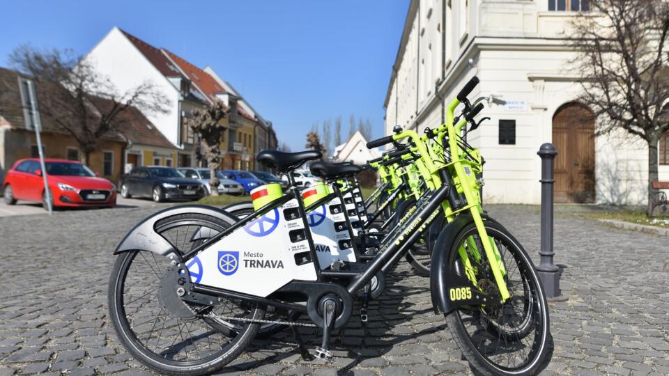 Od 1. marca 2021 sú opäť k dispozícii v meste Trnava zdieľané elektrobicykle. Na snímke elektrobicykle, ktoré sú súčasťou Trnavského bikesharingu v Trnave v pondelok 1. marca 2021. FOTO TASR - Lukáš Grinaj