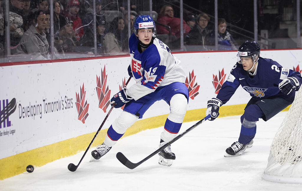 WA 39 Moncton - Slovenský hokejista Samuel Honzek (vľavo) a Fín Jimi Suomi bojujú o puk v zápase základnej B-skupiny Fínsko - Slovensko na MS hráčov do 20 rokov v kanadskom Monctone v utorok 27. decembra 2022. FOTO TASR/AP
Slovakia's Samuel Honzek controls the puck behind the net as Finland's Jimi Suomi defends during the third period of an IIHF World Junior Hockey Championship hockey game in Moncton, New Brunswick, on Tuesday, Dec. 27, 2022. (Ron Ward/The Canadian Press via AP)