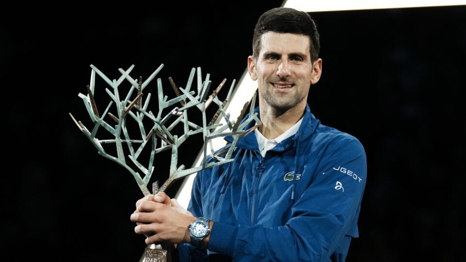 KK65 Paríž - Srbský tenista Novak Djokovič drží trofej po víťazstve nad Rusom Daniilom Medvedevom vo finále dvojhry na turnaji Masters 1000 v Paríži 7. novembra 2021. FOTO TASR/AP
Serbia's Novak Djokovic holds his trophy after defeating Russia's Daniil Medvedev in the final match of the Paris Masters tennis tournament at the Accor Arena in Paris, Sunday, Nov.7, 2021. Djokovic won 4-6, 6-3, 6-3. (AP Photo/Thibault Camus)