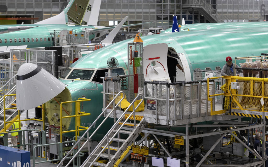 PK 29 Renton - Zamestnanci spoločnosti Boeing dokončujú výrobu lietadla 737 MAX na konečnej montážnej linke vo fabrike Boeingu v americkom meste Renton 15. júna 2022. FOTO TASR/AP

Boeing employees work on the 737 MAX on the final assembly line at Boeing's Renton plant Wednesday, June 15, 2022. (Ellen M. Banner/The Seattle Times via AP, Pool)