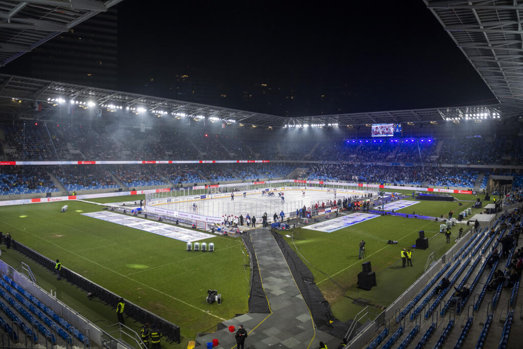 Na snímke hokejisti počas zápasu na hokejovom podujatí Kaufland Winter Games HC Oceláři Třinec - HC Kometa Brno pod holým nebom na ploche Národného futbalového štadióna v Bratislave 13. januára 2023.
