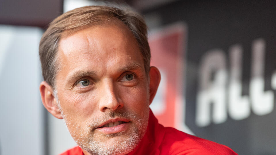 WA 101 archív Drážďany - Na archívnej snímke zo 16. júla 2019 vtedajší tréner Paríža St. Germain Thomas Tuchel sedí na striedačke počas prípravného zápasu SG Dynamo Dráždany - Paríž Saint-Germain v Dráždanoch. bývalý tréner Borussie Dortmund, Parížu St. Germain a FC Chelsea Thomas Tuchel je hlavným kandidátom na uvoľnený post obhajcu titulu v Bundeslige. Nemecký futbalový klub Bayern Mníchov vyhodil trénera Juliana Nagelsmanna. Vo štvrtok večer 23. marca 2023 o tom informoval Bild. FOTO TASR/DP