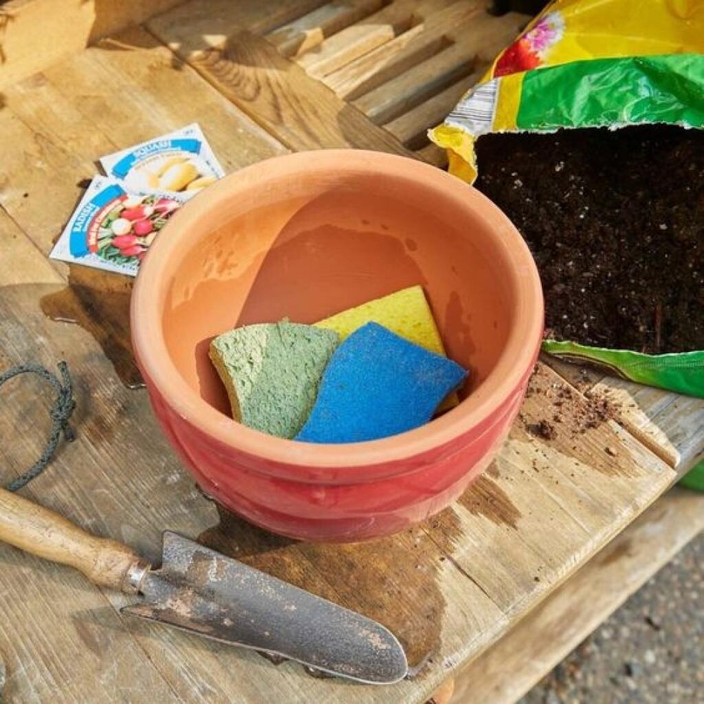 Staršie špongie využijete ako drenáž a zásobárňu vlhkosti pri pestovaní napríklad letničiek.