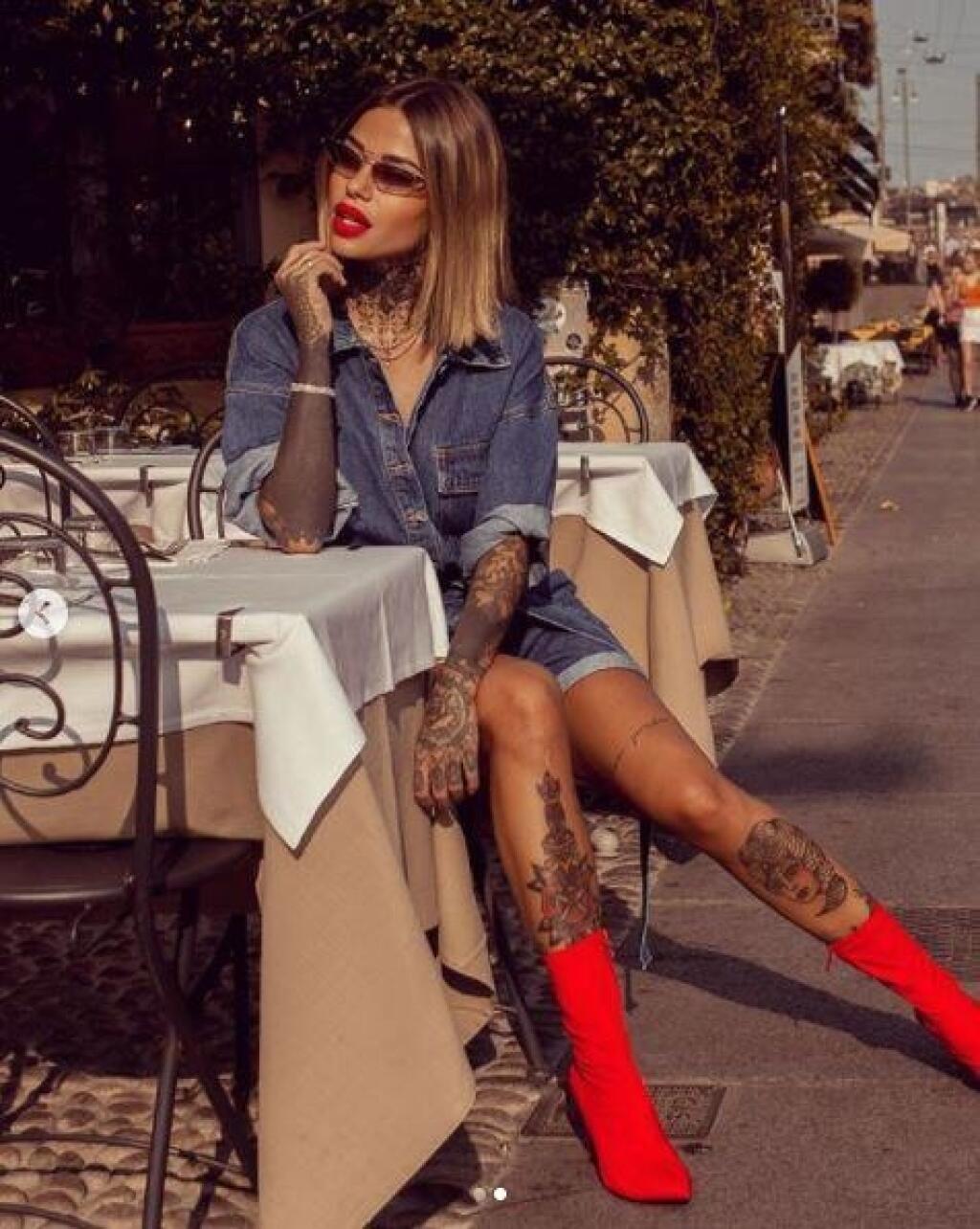 Zoe Cristofoli je obľúbenou na sociálnych sieťach. Má skvelý zmysel pre módu a jej tetovania jej dodávajú výnimočnosť