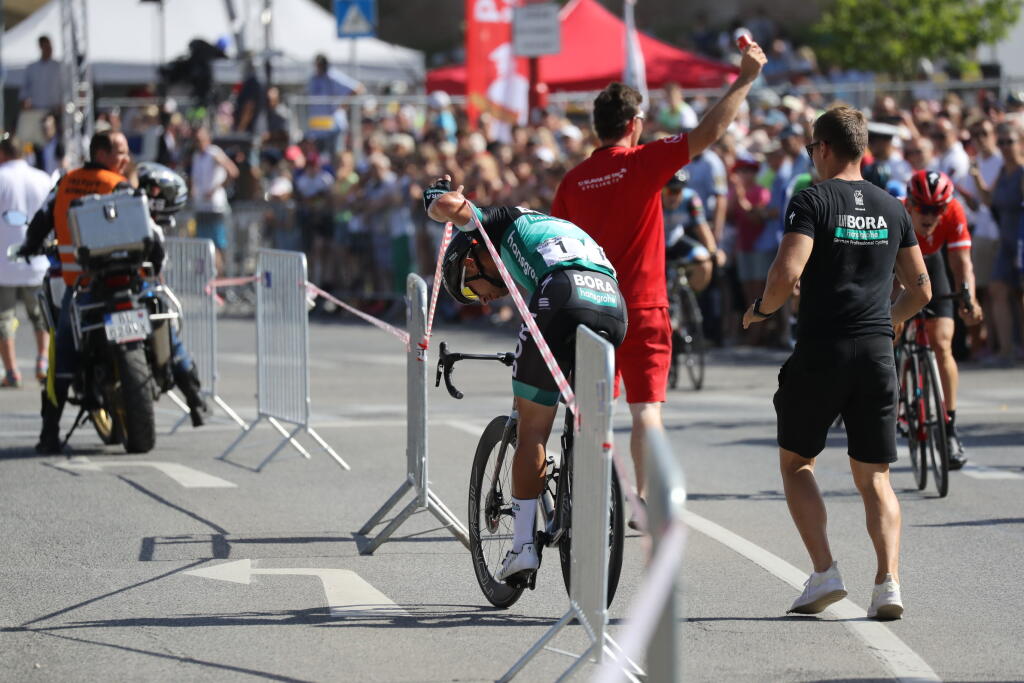 Len čo Peter Sagan preťal cieľovú pásku, okamžite mal v pätách fanúšikov. Slovenská cyklistická hviezda si nestihla ani poriadne odfúknuť a hneď bola bombardovaná žiadosťami o fotky a autogramy. Organizátori sa spamätali až po chvíli.