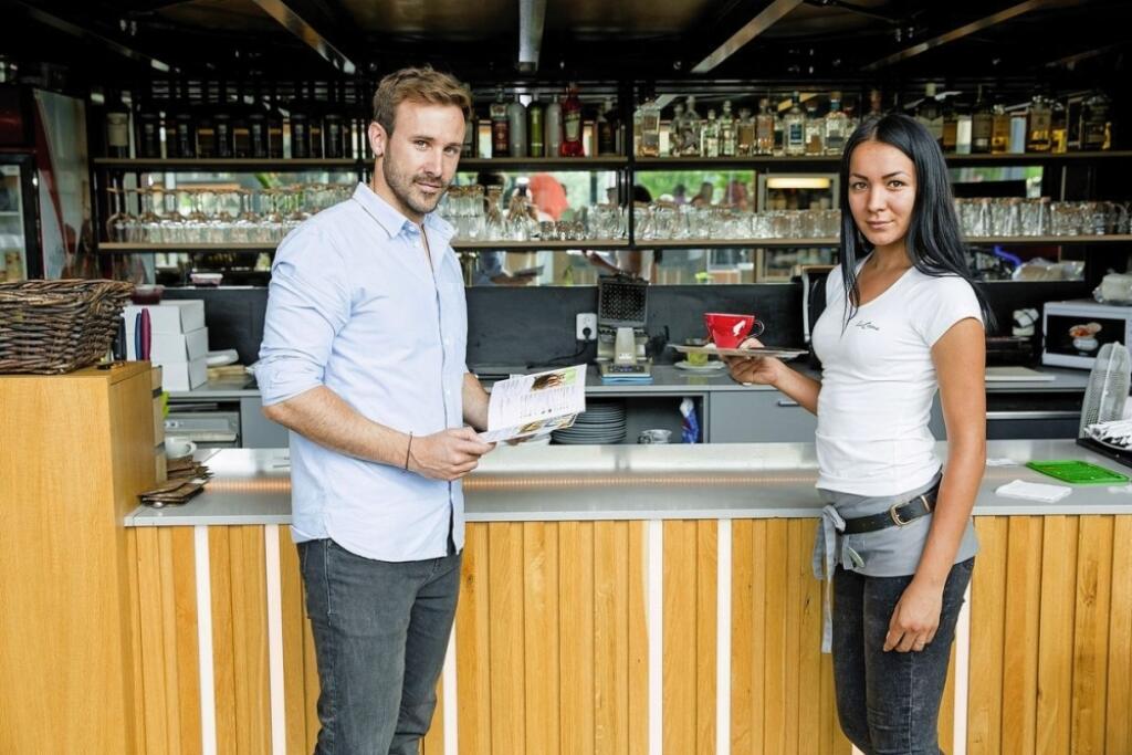 Keďže sú Marekove kaviarne momentálne zavreté, našiel si čas, ako aj iní jeho hereckí kolegovia, čítať online rozprávky deťom.