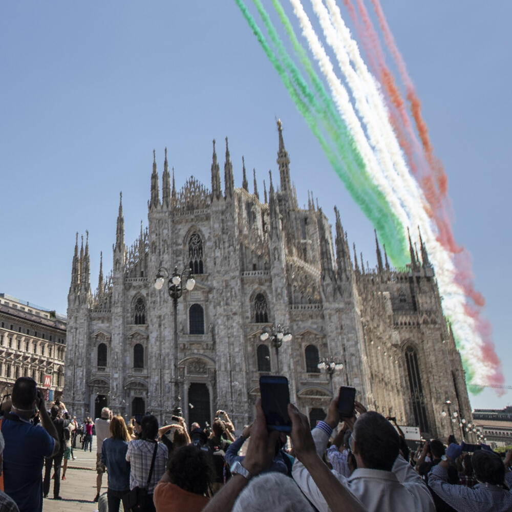 JB 25 Miláno - Ľudia sa zhromažďujú počas predstavenia talianskej akrobatickej letky Frecce Tricolori nad Milánskou katedrálou v Miláne 25. mája 2020 pri príležitosti 74. výročia vzniku talianskej republiky. Taliansko od pondelka začína s testovaním 150.000 ľudí na prítomnosť protilátok nového koronavírusu za účelom zistenia skutočného rozsahu nákazy v krajine. Cieľom je zistiť, koľko ľudí bolo infikovaných a či sa tento počet zhoduje s oficiálnymi údajmi. FOTO TASR/AP
People gather to see the