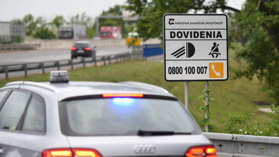 Majitelia fitnescentier, ktoré sa nedostali ani do štvrtej fázy uvoľňovania opatrení a stále sú zavreté, sa rozhodli štrajkovať. Na snímke policajné auto nasleduje autá majiteľov fitnescentier, ktorí vyrážajú na jazdu do Bratislavy z odpočívadla Zeleneč neďaleko Trnavy v pondelok 25. mája 2020. FOTO TASR - Lukáš Grinaj