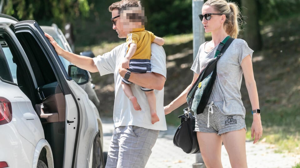 Juillet 2023 : Adela Vincze avec son mari Viktor et leur enfant rentre à la maison.  Le couple a finalement révélé publiquement qu'il avait un petit garçon à la maison.