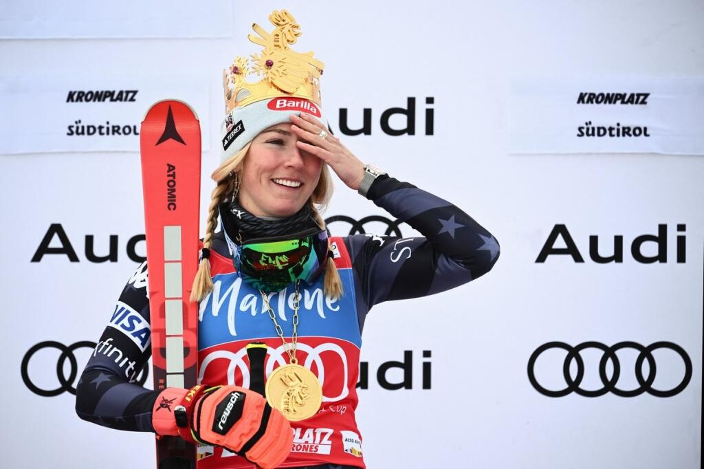 Aj takúto korunku dostala Shiffrinová po víťazstve v obrovskom slalome v Kronplatzi.